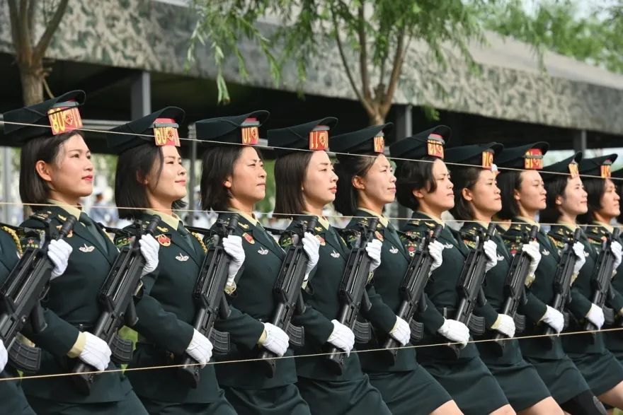 以毅為名乘風破浪這個兩次參加閱兵的女兵真颯