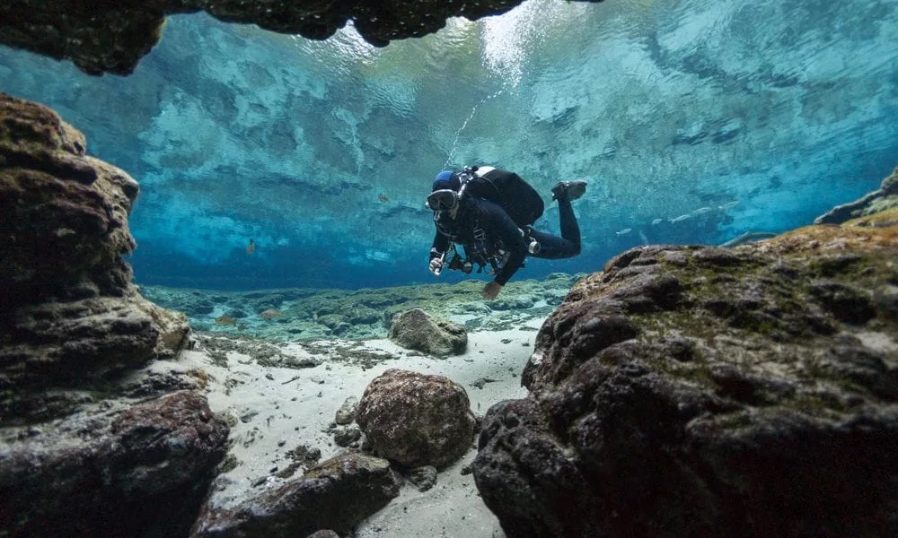 揭秘伯利兹大蓝洞,不仅是探险者的天堂,更是地质学上的奇迹!