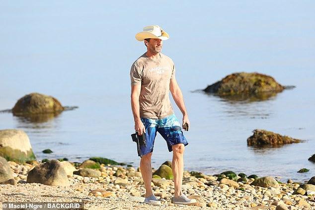 51岁狼叔休杰克曼海滩遛狗大秀健硕肌肉马甲线清晰可见