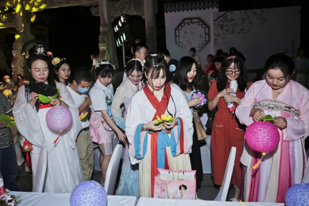 争相报名万松书院除了是"梁祝"的发源地,更是杭州久负盛名的相亲胜地