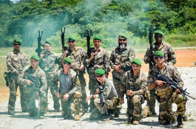 法国外籍兵团精英训练hk416步枪与米尼米机枪成主角装备不输特种兵