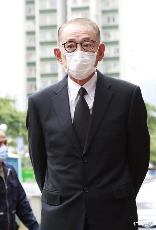 洪金宝|68岁洪金宝拄拐出席陈木胜辞灵礼，身形暴瘦脸色差，身体大不如前