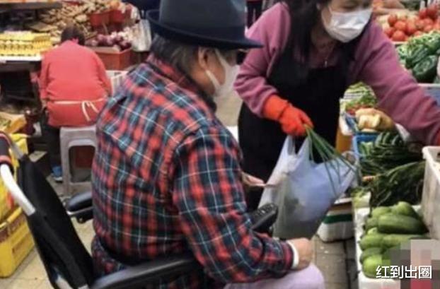 洪金宝|68岁洪金宝拄拐出席陈木胜辞灵礼，身形暴瘦脸色差，身体大不如前