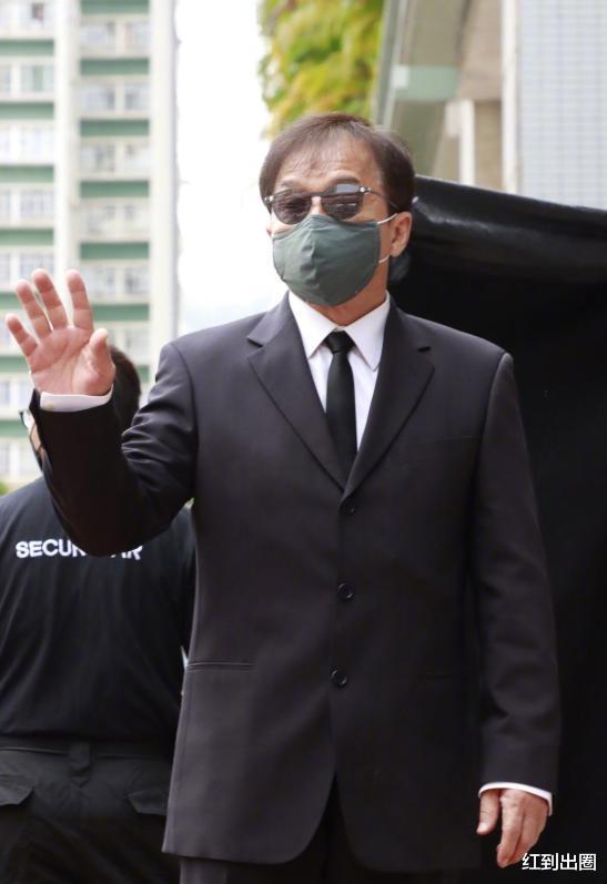 洪金宝|68岁洪金宝拄拐出席陈木胜辞灵礼，身形暴瘦脸色差，身体大不如前