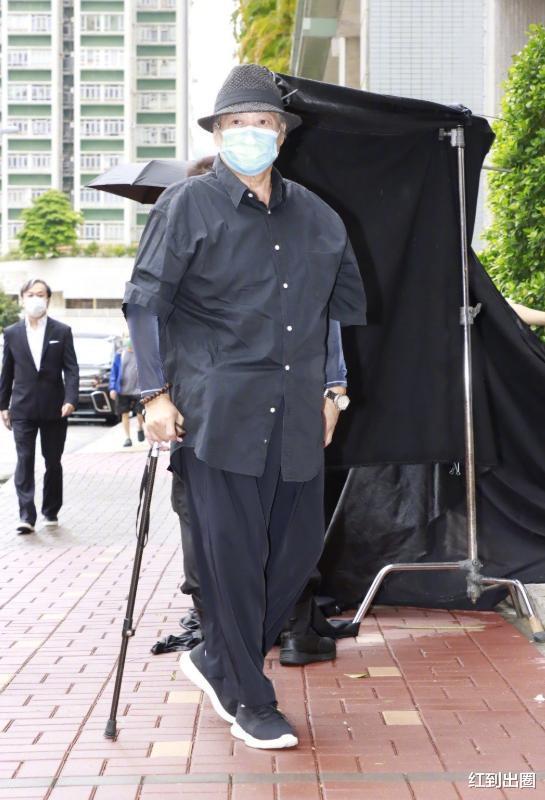 洪金宝|68岁洪金宝拄拐出席陈木胜辞灵礼，身形暴瘦脸色差，身体大不如前