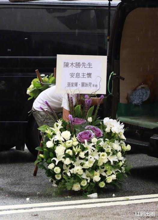 洪金宝|68岁洪金宝拄拐出席陈木胜辞灵礼，身形暴瘦脸色差，身体大不如前