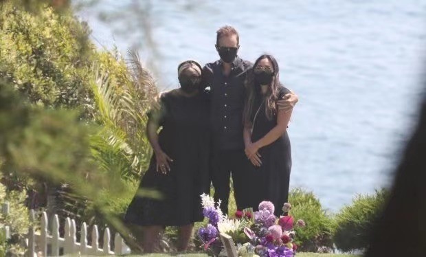 查德维克·博斯曼|《黑豹》男主博斯曼追悼会秘密举行，妻子与好友均现身，相拥难忍悲痛