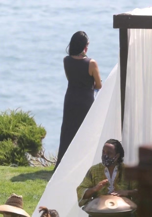 查德维克·博斯曼|《黑豹》男主博斯曼追悼会秘密举行，妻子与好友均现身，相拥难忍悲痛