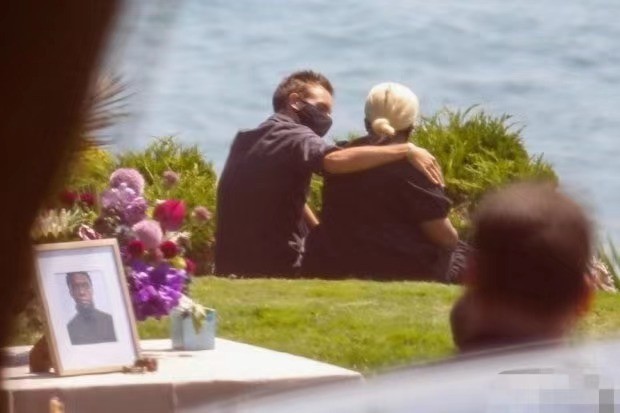 查德维克·博斯曼|《黑豹》男主博斯曼追悼会秘密举行，妻子与好友均现身，相拥难忍悲痛