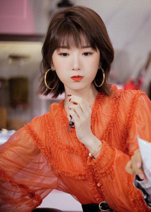 三十而已大火毛晓彤红色透视纱落地裙惊艳应景