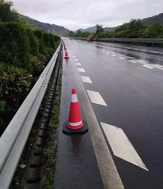 男子被頂引擎蓋雨中疾馳30公里