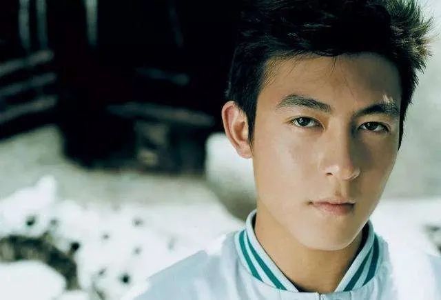 余衍隆|男主播被阿娇打赏6万签英皇，撞脸陈冠希被力捧，或接班陈伟霆？