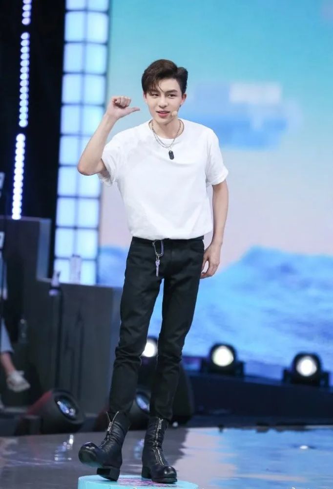 余衍隆|男主播被阿娇打赏6万签英皇，撞脸陈冠希被力捧，或接班陈伟霆？