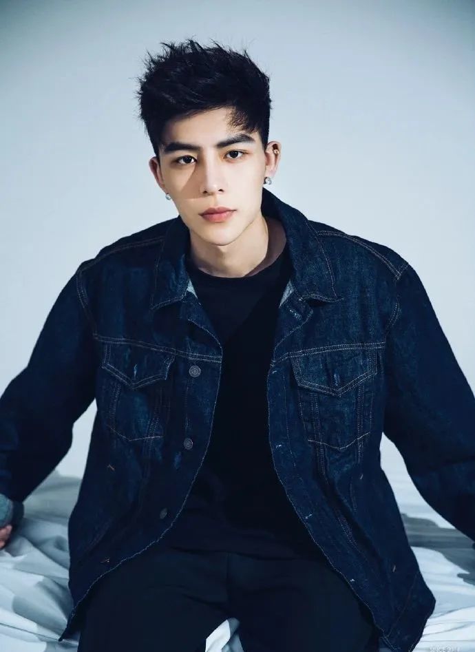 余衍隆|男主播被阿娇打赏6万签英皇，撞脸陈冠希被力捧，或接班陈伟霆？