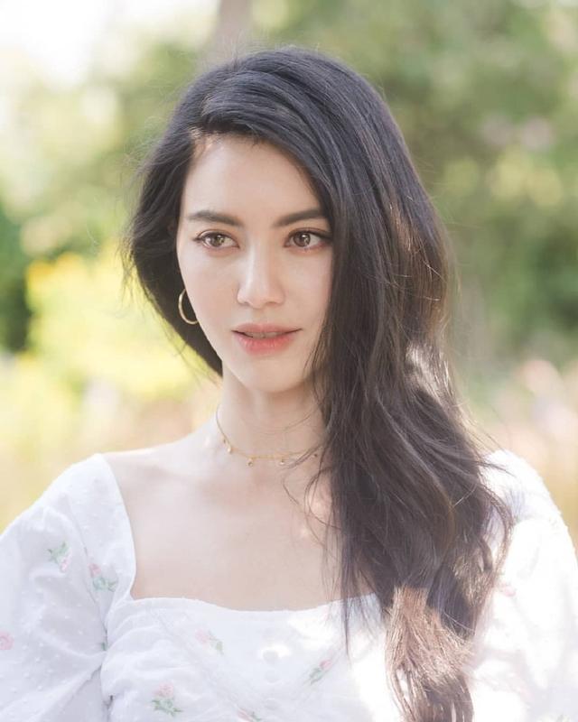 maidavika神颜甜美可人简单白裙穿搭展现纤美好身材