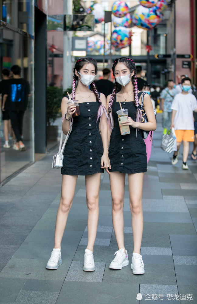 即便是出门需要戴着口罩,也阻挡不了闺蜜们逛街的热情