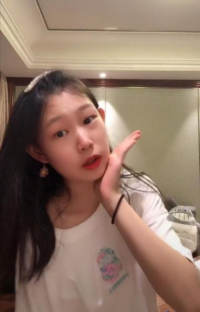 小沈阳|小沈阳13岁女儿晒视频，五官像极妈妈沈春阳！被网友建议拉双眼皮