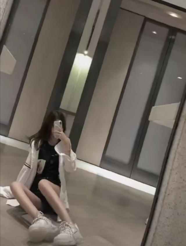 小沈阳|小沈阳13岁女儿晒视频，五官像极妈妈沈春阳！被网友建议拉双眼皮
