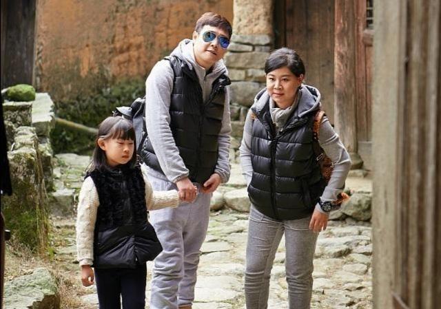 小沈阳|小沈阳13岁女儿晒视频，五官像极妈妈沈春阳！被网友建议拉双眼皮