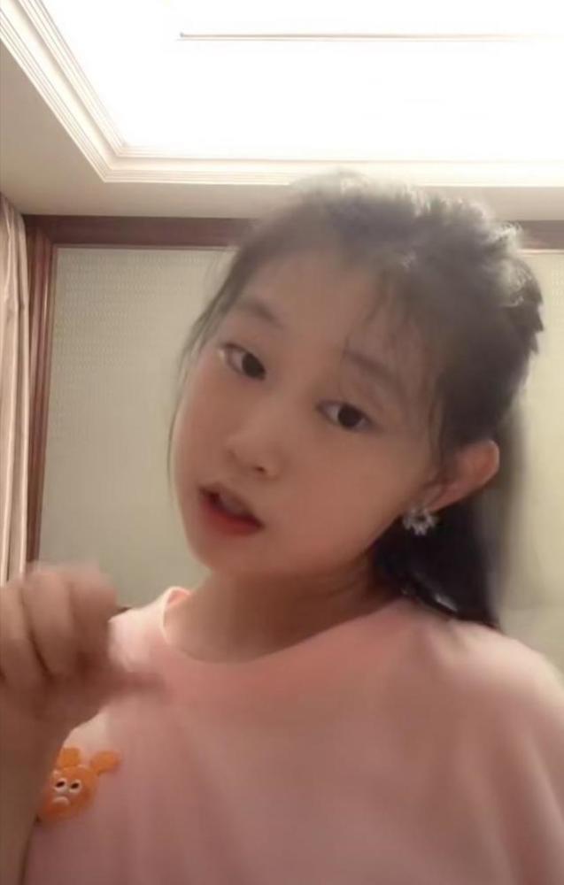 小沈阳|小沈阳13岁女儿晒视频，五官像极妈妈沈春阳！被网友建议拉双眼皮