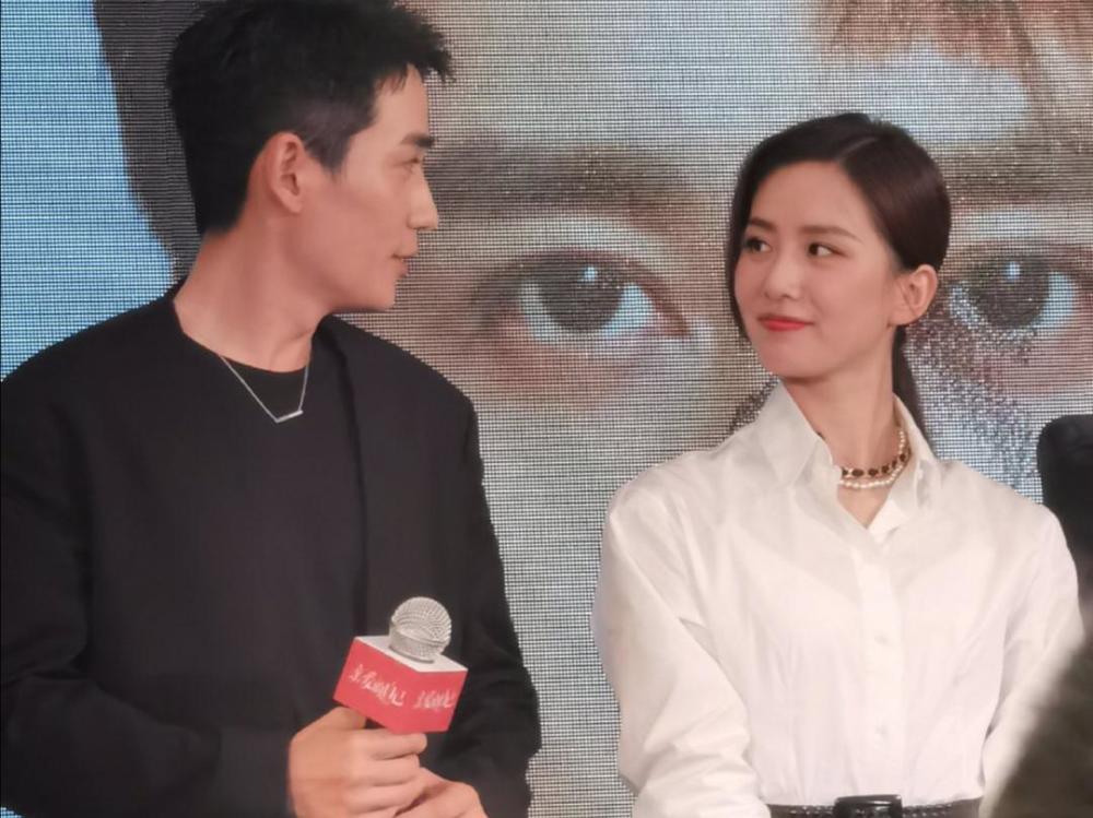 《亲爱的自己》举行发布会!朱一龙刘诗诗甜蜜互动,主持人却被嘲