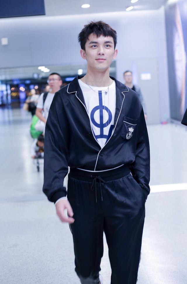 吴磊帅气又耐看,机场私服全黑休闲风搭配不简单,随性又有腔调