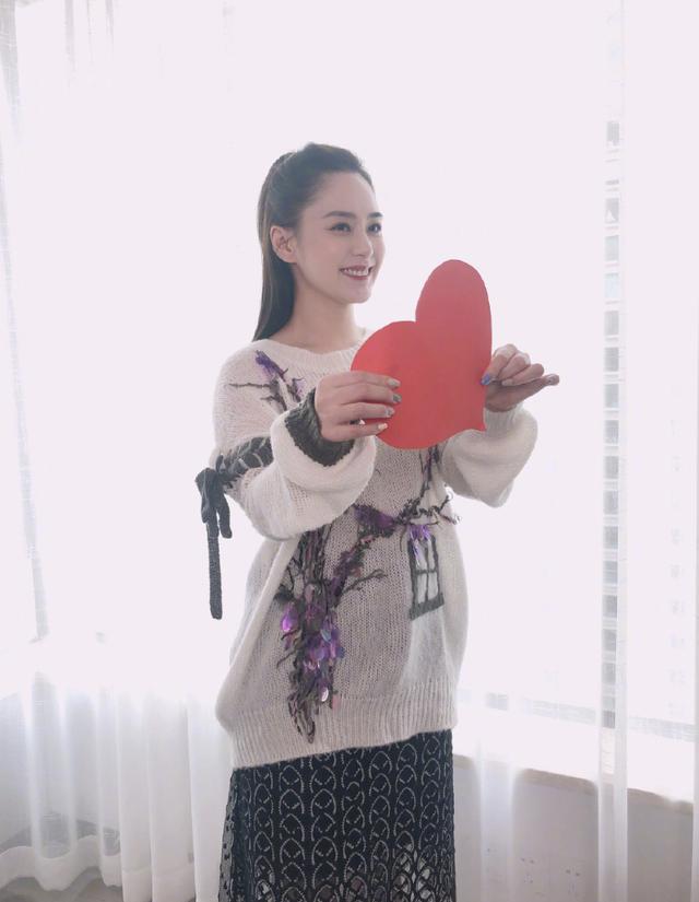 钟欣潼|阿娇酒店里发生意外，头部严重受伤，仍坚持要拍戏太敬业