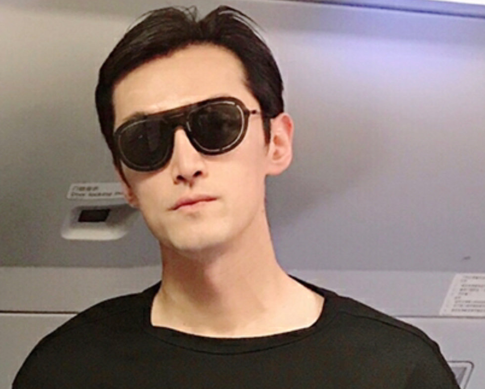 胡歌低调太久终于现身,和空姐合照,粉丝感叹这人咋可以百变?