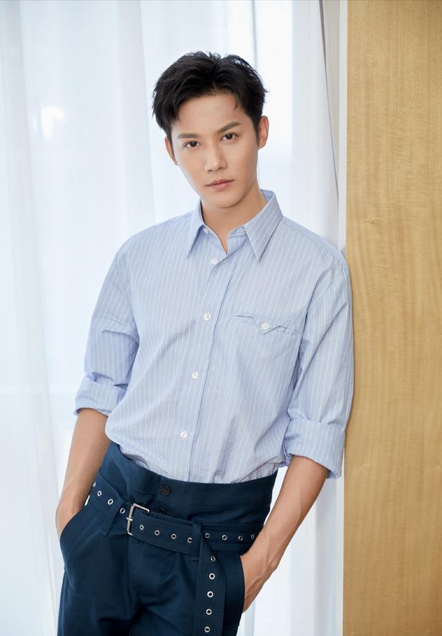 郑业成潮男穿搭个性青春,赵露思巧妙搭配裙装,变身时尚丽人