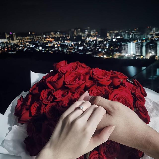 又一男星求婚成功玫瑰配大钻戒超浪漫女方是女企业家身材超好