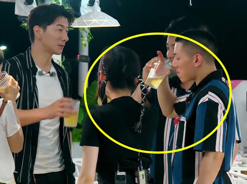 卡斯柏李浩菲看似相互嫌弃,可两人鞋子暴露真实关系,网友一眼看透