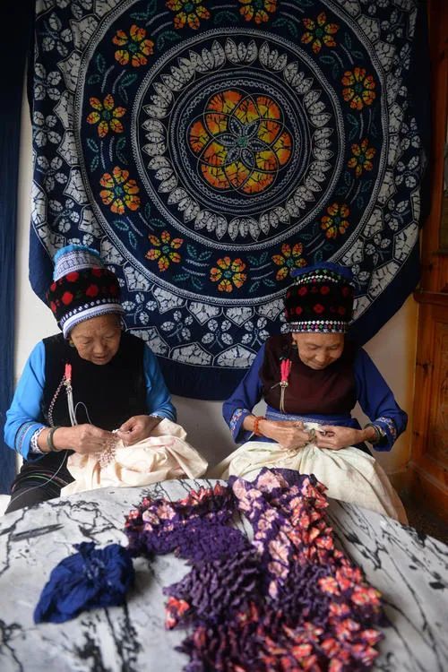 10道工序被称奢靡千年历史遭毁灭式禁绝揭秘扎染背后的故事