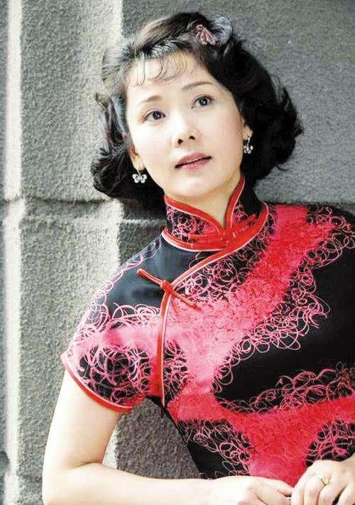 身材发福也能穿旗袍,57岁何赛飞耍"小心机",稍加改动美的高级