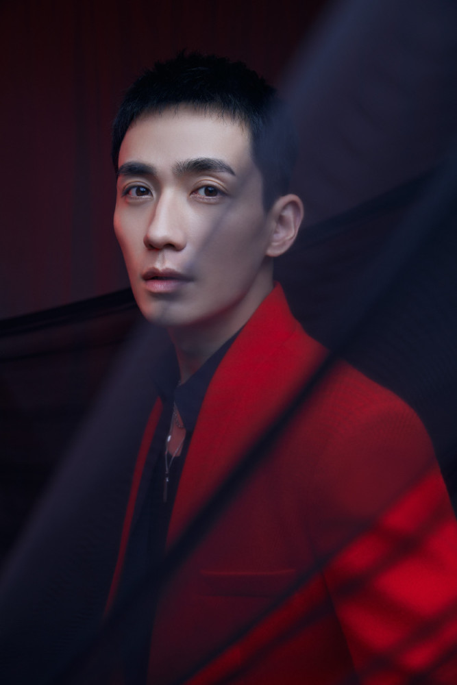 朱一龙|朱一龙《亲爱的自己》状态不佳，穿西装精英范十足，却因佝偻着腰被嘲体虚