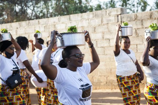 新娘在家人的帮助下准备传统食品"恩希玛"