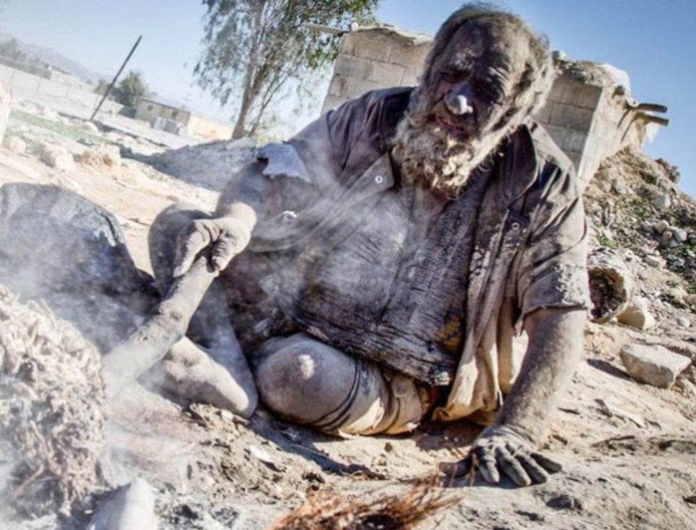 世界最邋遢的人,因感情受挫60年都不洗澡,连印度人都自愧不如