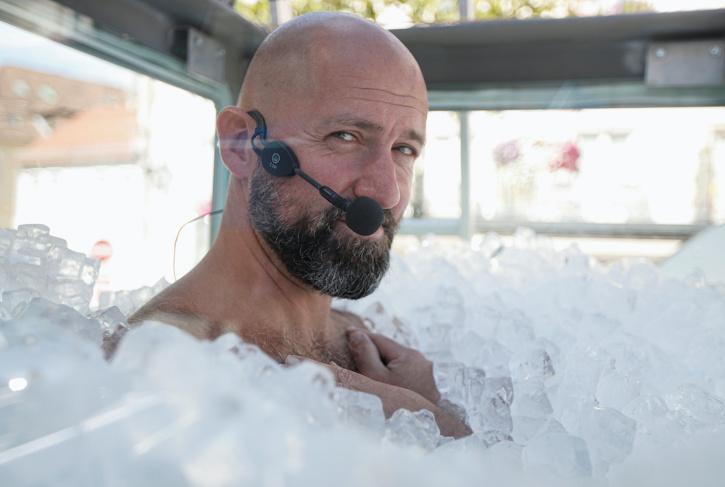 男子在装满200公斤冰块的盒子里,待2.5小时,打破世界纪录