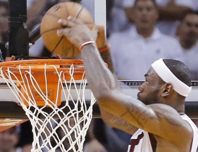 湖人胜火箭,詹姆斯平框单手扣篮技惊四座,球迷:看不出有36岁!