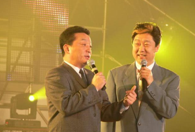 相声演员王平师从李伯祥因过度劳累去世千余观众到葬礼送别