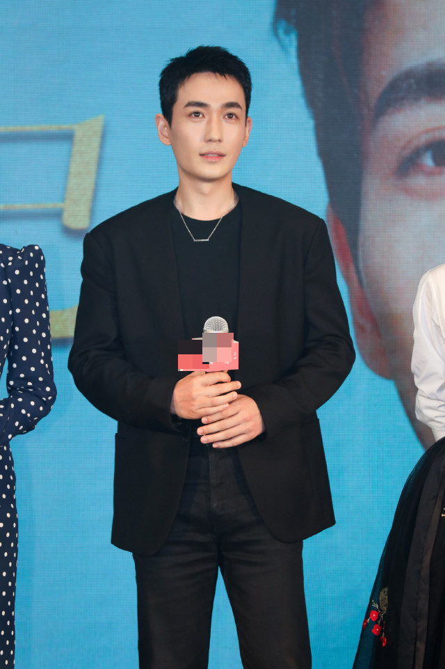 朱一龙|朱一龙《亲爱的自己》状态不佳，穿西装精英范十足，却因佝偻着腰被嘲体虚