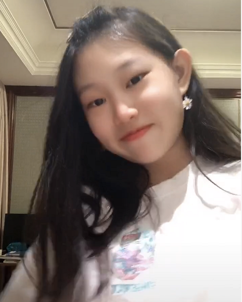 小沈阳|最丑星二代？小沈阳女儿罕见现身五官变精致，对镜甜笑自信又大方