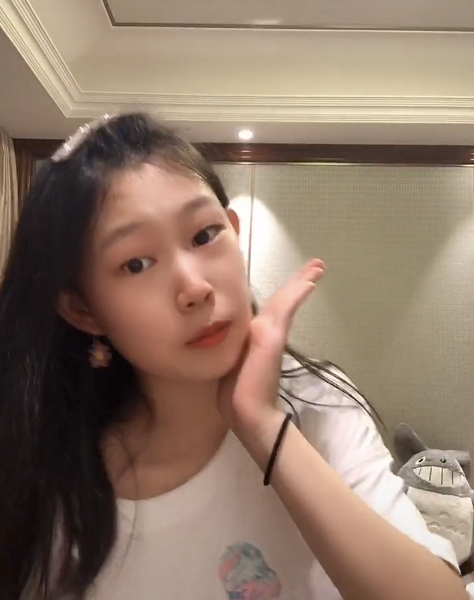 小沈阳|最丑星二代？小沈阳女儿罕见现身五官变精致，对镜甜笑自信又大方