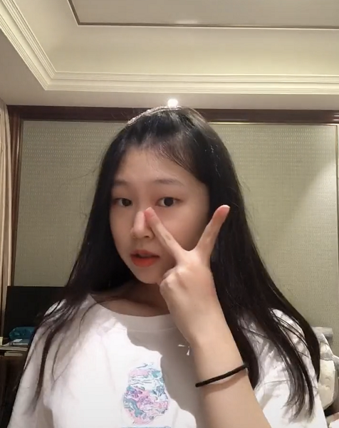 小沈阳|最丑星二代？小沈阳女儿罕见现身五官变精致，对镜甜笑自信又大方