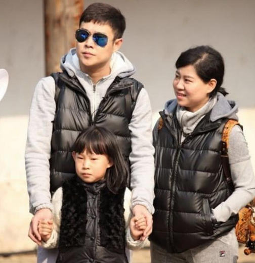 小沈阳|最丑星二代？小沈阳女儿罕见现身五官变精致，对镜甜笑自信又大方