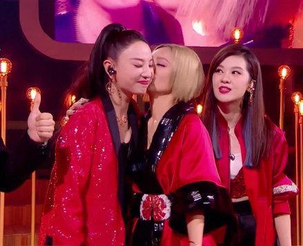 黄圣依|万茜被盗号点赞后，黄圣依点赞宁静好评，姐姐们赛后站队太明显！