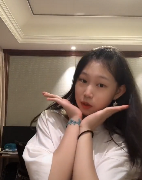 小沈阳|最丑星二代？小沈阳女儿罕见现身五官变精致，对镜甜笑自信又大方