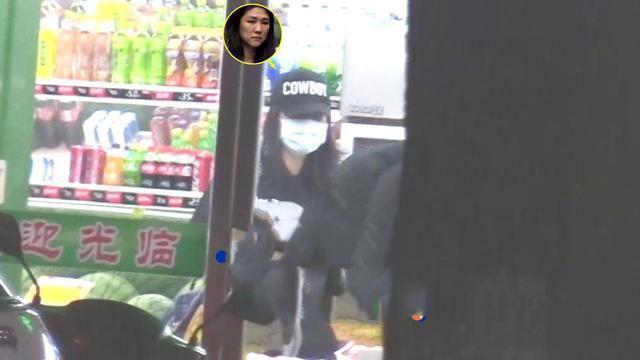 钟汉良|钟汉良隐婚妻子罕见现身，探班男方尽显甜蜜，网友：我周震南了？