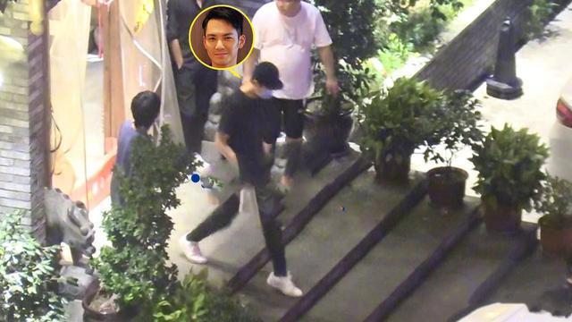 钟汉良|钟汉良隐婚妻子罕见现身，探班男方尽显甜蜜，网友：我周震南了？