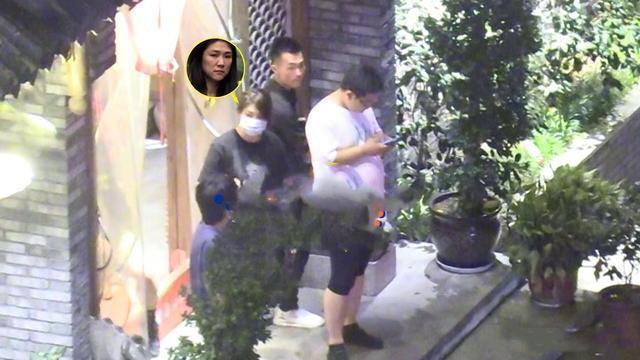 钟汉良|钟汉良隐婚妻子罕见现身，探班男方尽显甜蜜，网友：我周震南了？