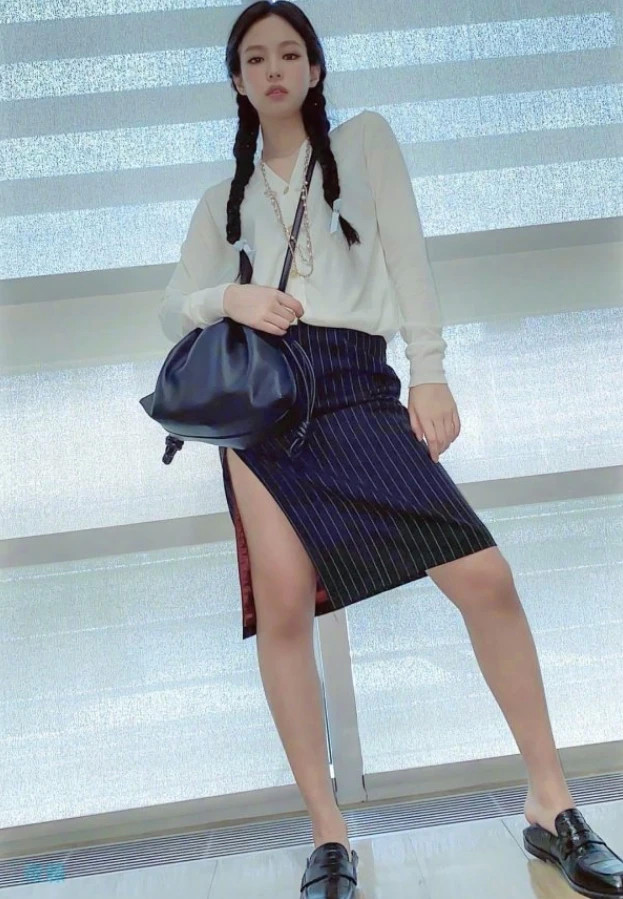 金智妮终于对"阿姨裙"下手!在不该破的地方破开,秀出来的腿绝了